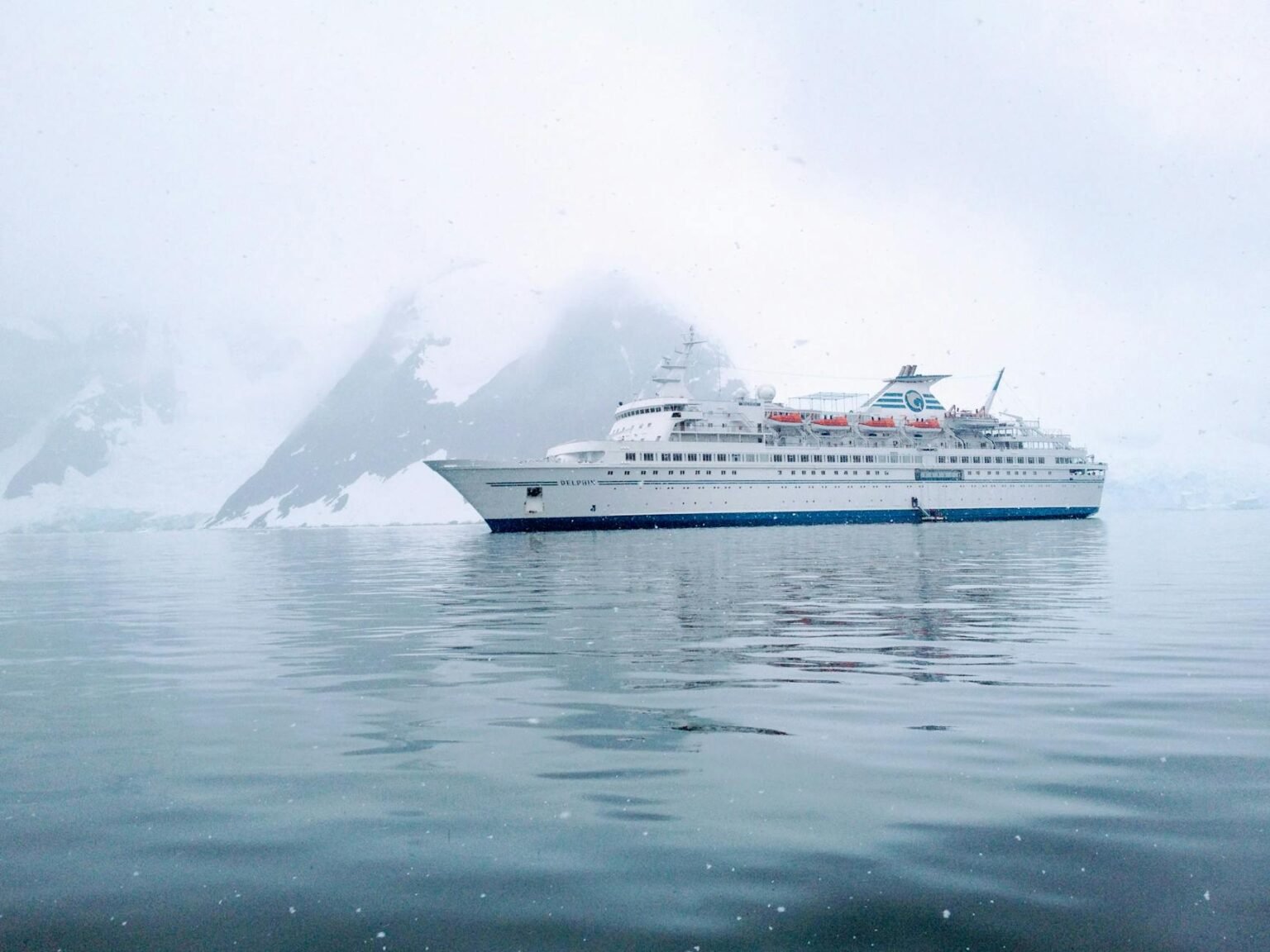Stunning Top 10 Antarctica Cruises: Experience Breathtaking Glacial Landscapes